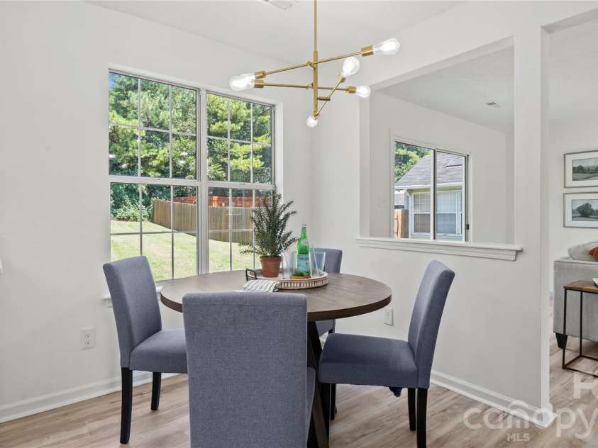 13918 Wild Heather Court, Charlotte, NC 28273.  MLS# CAR4432014, YatesRealty ID 56998. Convenient Eat-in Kitchen with Sunlit Breakfast Nook