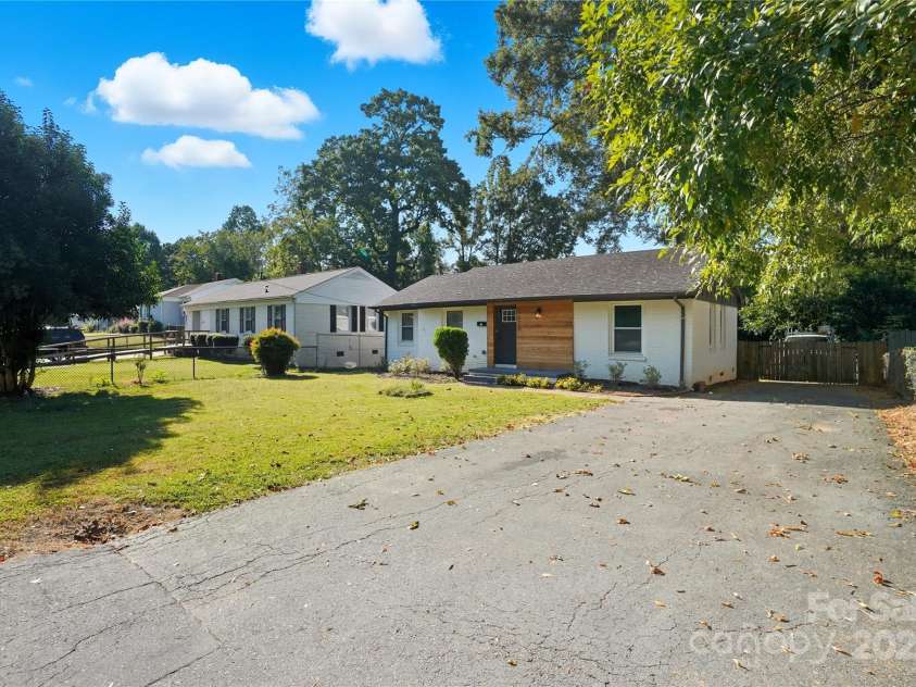 1620 Academy Street, Charlotte, NC 28205.  MLS# CAR4306339, YatesRealty ID 570. 