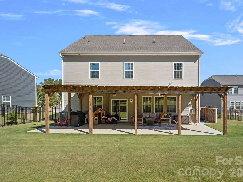 9325 Beecroft Valley Drive, Huntersville, NC 28078.  MLS# CAR4431447, YatesRealty ID 57000. 