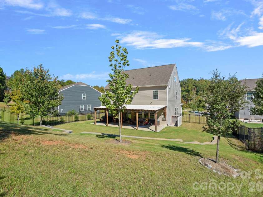 9325 Beecroft Valley Drive, Huntersville, NC 28078.  MLS# CAR4431447, YatesRealty ID 57000. 
