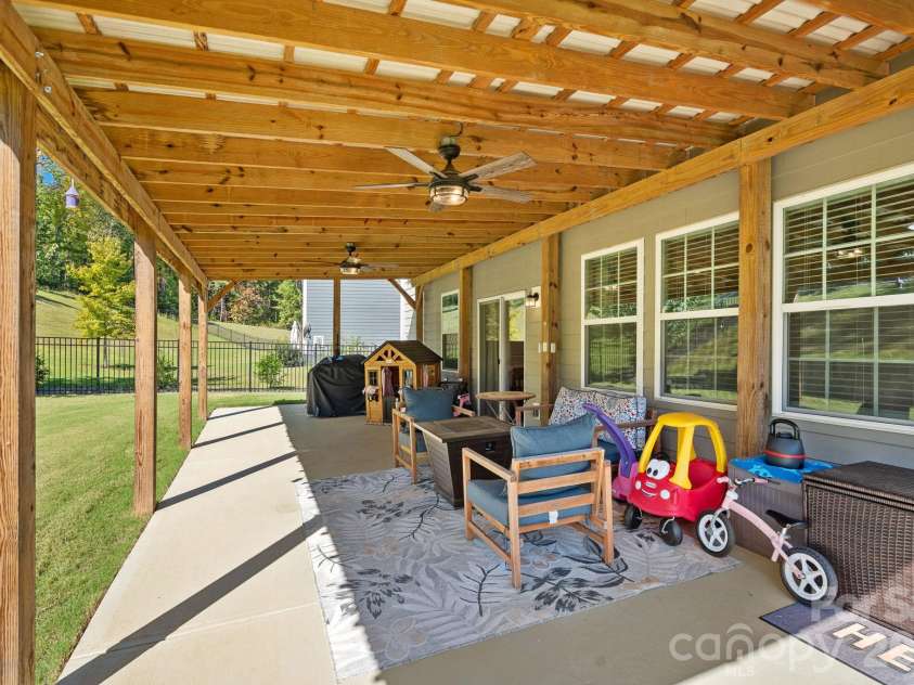 9325 Beecroft Valley Drive, Huntersville, NC 28078.  MLS# CAR4431447, YatesRealty ID 57000. 
