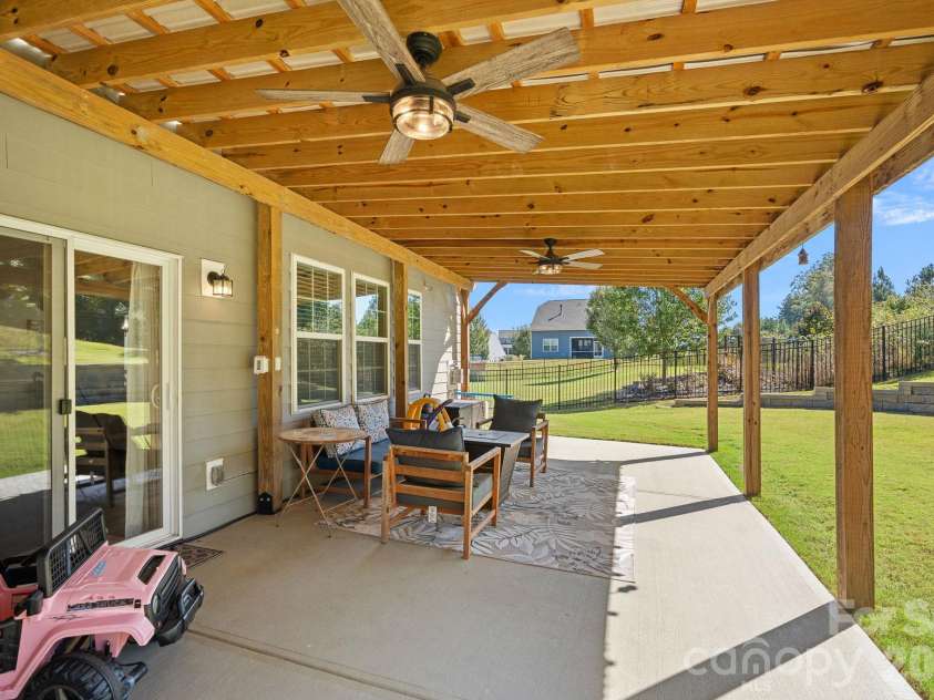 9325 Beecroft Valley Drive, Huntersville, NC 28078.  MLS# CAR4431447, YatesRealty ID 57000. 