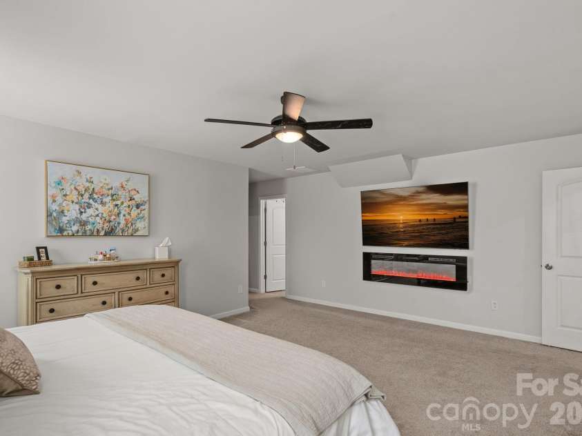 9325 Beecroft Valley Drive, Huntersville, NC 28078.  MLS# CAR4431447, YatesRealty ID 57000. Primary Bedroom