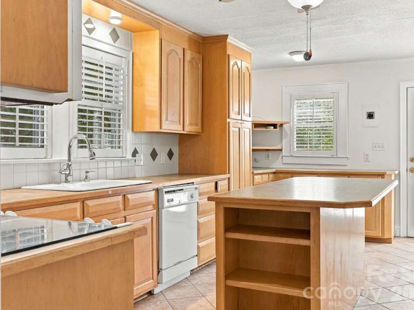 2205 Pennsylvania Avenue, Kannapolis, NC 28083.  MLS# CAR4431254, YatesRealty ID 57002. 