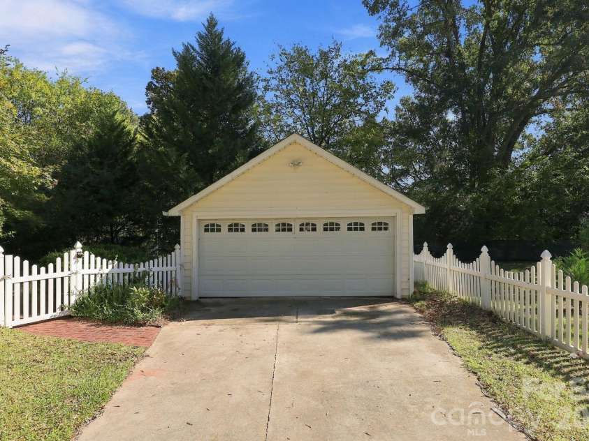 2205 Pennsylvania Avenue, Kannapolis, NC 28083.  MLS# CAR4431254, YatesRealty ID 57002. Detached garage.