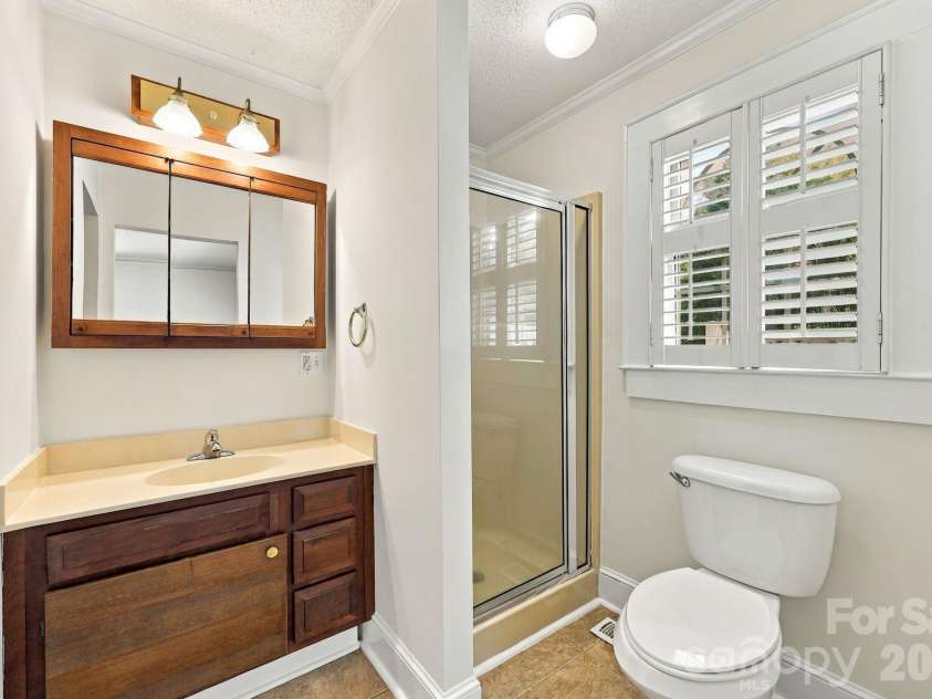 2205 Pennsylvania Avenue, Kannapolis, NC 28083.  MLS# CAR4431254, YatesRealty ID 57002. En suite bath with walk-in closet