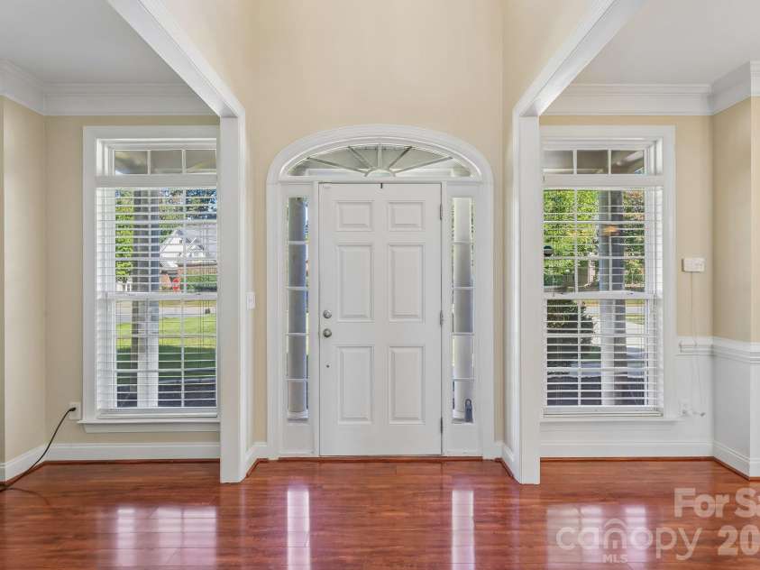 8645 Ridgeline Lane, Charlotte, NC 28269.  MLS# CAR4428118, YatesRealty ID 57012. 