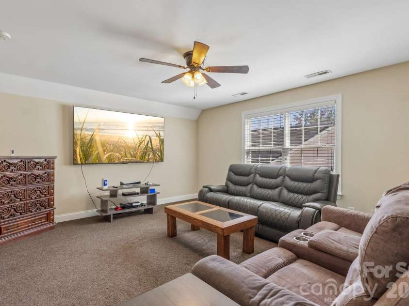 8645 Ridgeline Lane, Charlotte, NC 28269.  MLS# CAR4428118, YatesRealty ID 57012. 