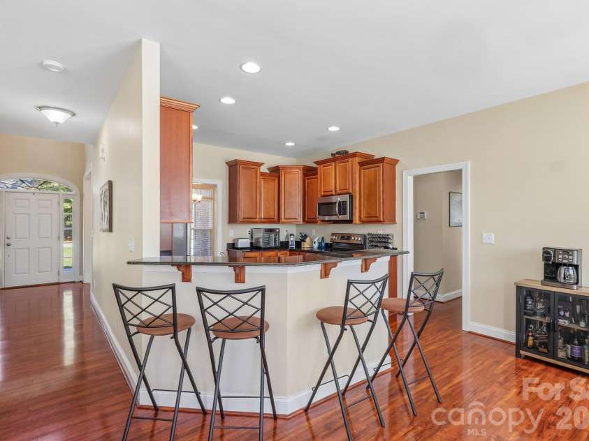 8645 Ridgeline Lane, Charlotte, NC 28269.  MLS# CAR4428118, YatesRealty ID 57012. 