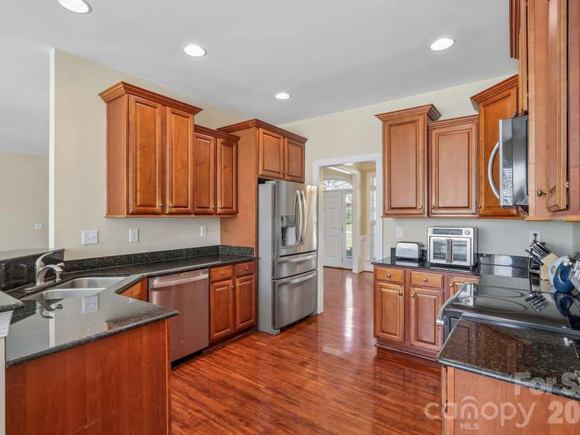 8645 Ridgeline Lane, Charlotte, NC 28269.  MLS# CAR4428118, YatesRealty ID 57012. 