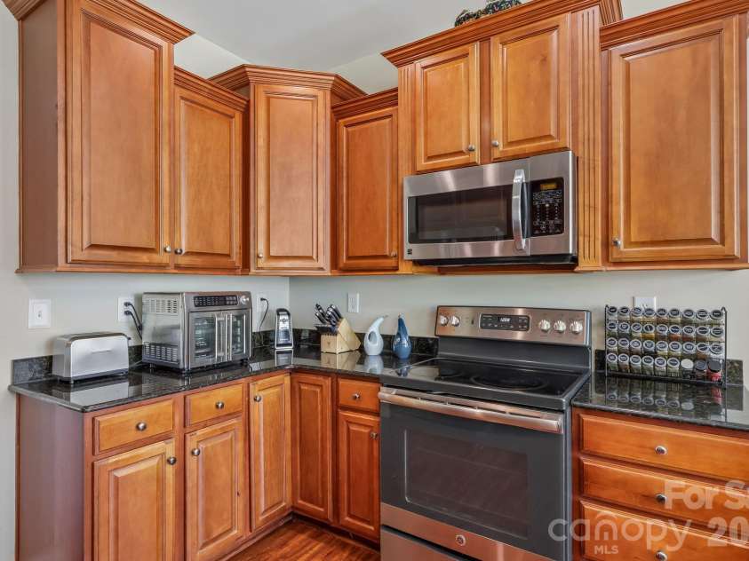 8645 Ridgeline Lane, Charlotte, NC 28269.  MLS# CAR4428118, YatesRealty ID 57012. 