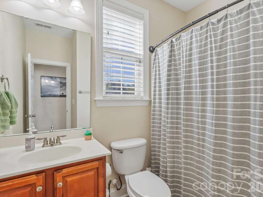 8645 Ridgeline Lane, Charlotte, NC 28269.  MLS# CAR4428118, YatesRealty ID 57012. 