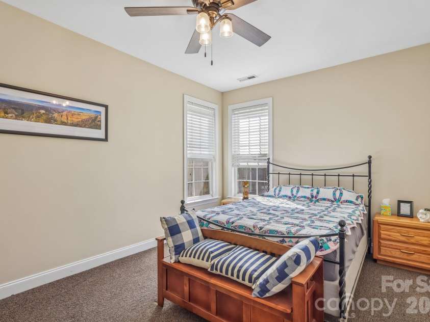 8645 Ridgeline Lane, Charlotte, NC 28269.  MLS# CAR4428118, YatesRealty ID 57012. 