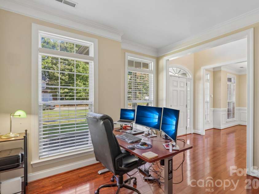 8645 Ridgeline Lane, Charlotte, NC 28269.  MLS# CAR4428118, YatesRealty ID 57012. 
