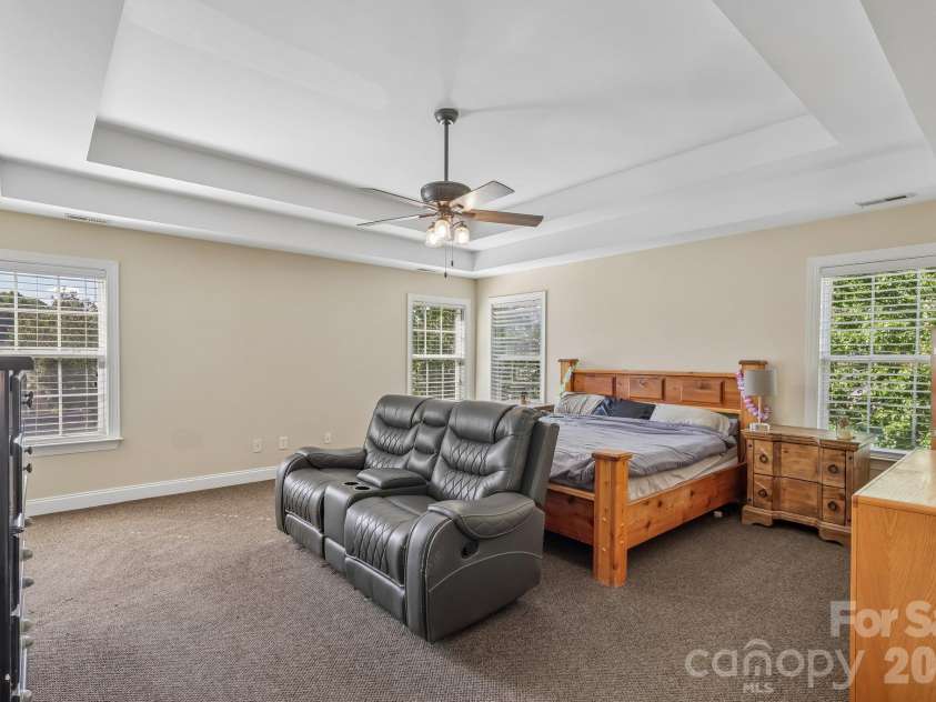 8645 Ridgeline Lane, Charlotte, NC 28269.  MLS# CAR4428118, YatesRealty ID 57012. 