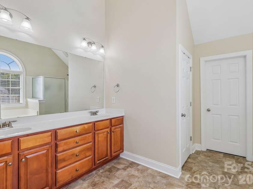 8645 Ridgeline Lane, Charlotte, NC 28269.  MLS# CAR4428118, YatesRealty ID 57012. 
