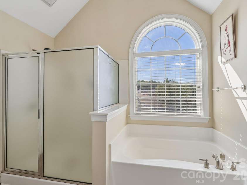 8645 Ridgeline Lane, Charlotte, NC 28269.  MLS# CAR4428118, YatesRealty ID 57012. 