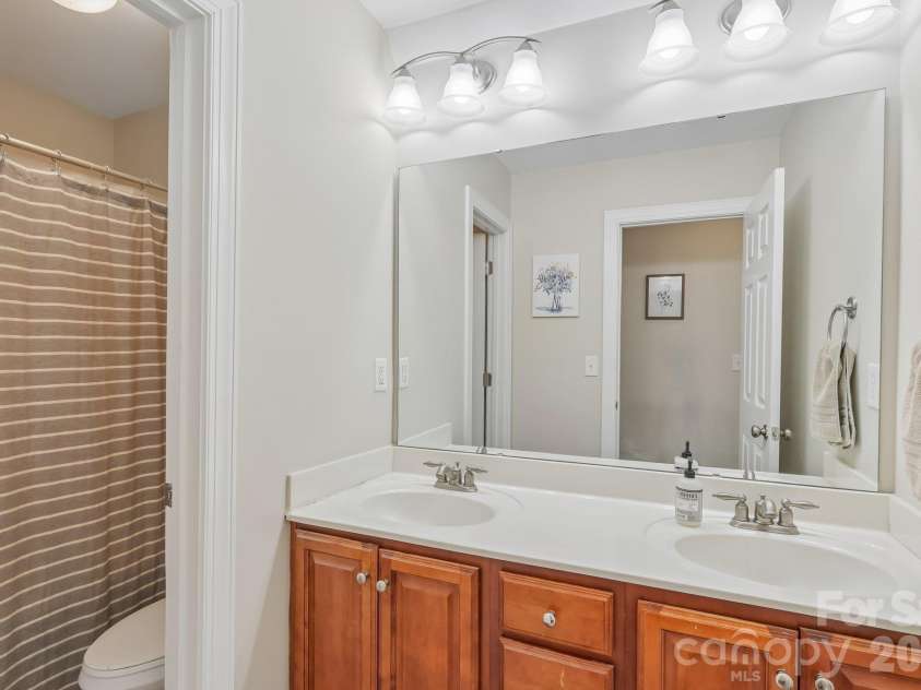 8645 Ridgeline Lane, Charlotte, NC 28269.  MLS# CAR4428118, YatesRealty ID 57012. 