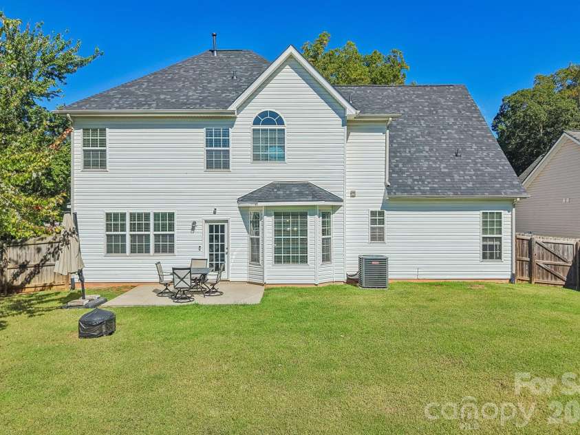 8645 Ridgeline Lane, Charlotte, NC 28269.  MLS# CAR4428118, YatesRealty ID 57012. 