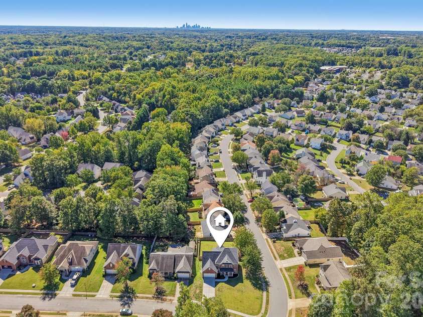 8645 Ridgeline Lane, Charlotte, NC 28269.  MLS# CAR4428118, YatesRealty ID 57012. 