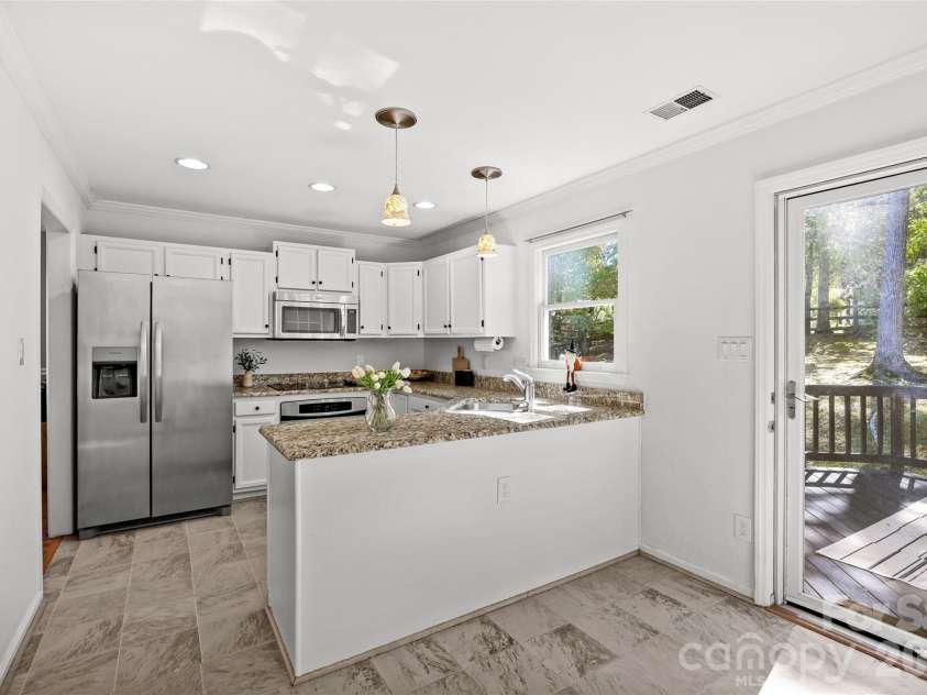 2916 Winghaven Lane, Charlotte, NC 28210.  MLS# CAR4427049, YatesRealty ID 57013. 