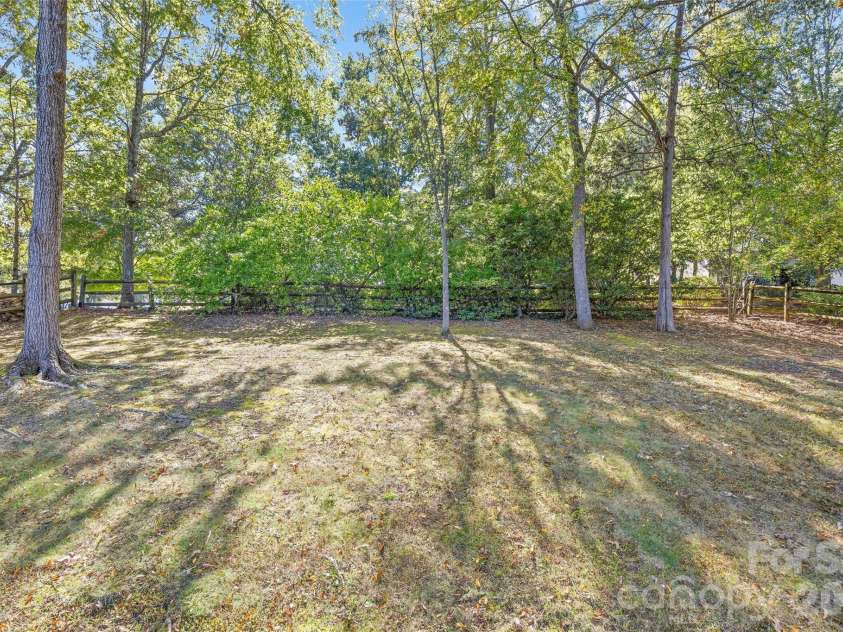2916 Winghaven Lane, Charlotte, NC 28210.  MLS# CAR4427049, YatesRealty ID 57013. 