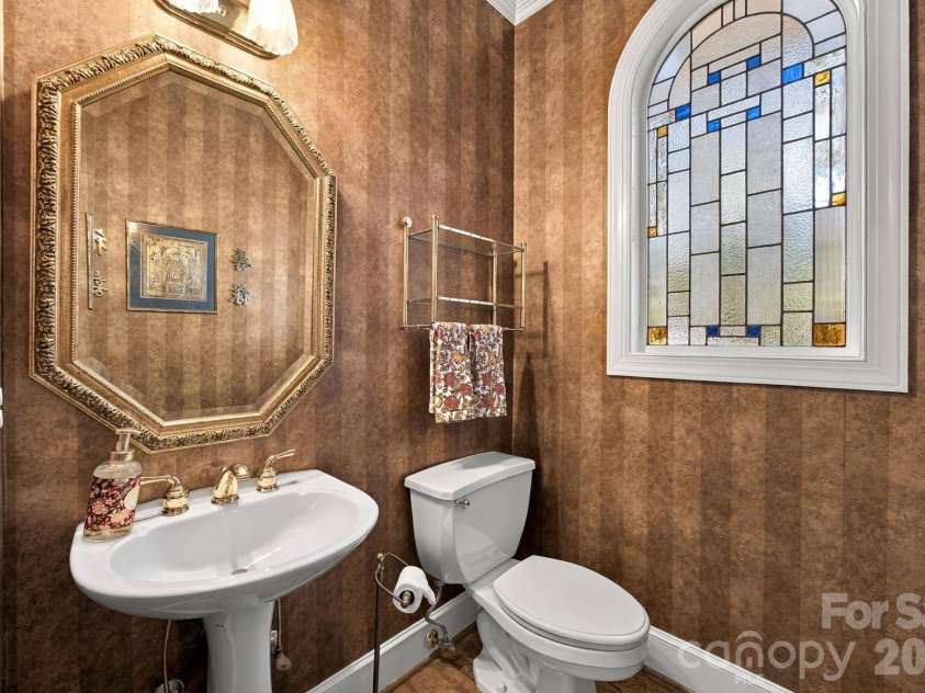 10417 Newberry Park Lane, Charlotte, NC 28277.  MLS# CAR4427030, YatesRealty ID 57014. Half Bath on Main Floor