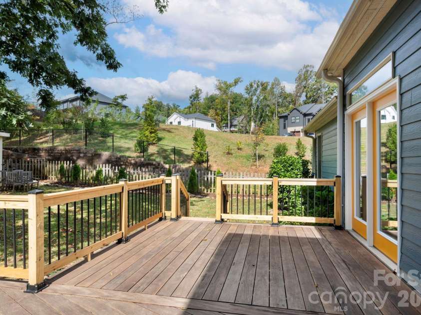 16 Pinecroft Road, Asheville, NC 28804.  MLS# CAR4425962, YatesRealty ID 57016. 