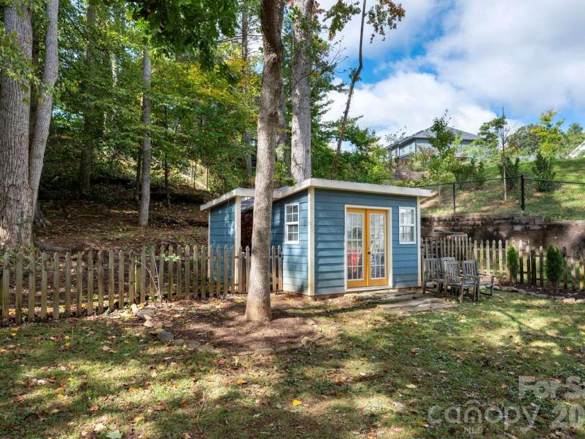 16 Pinecroft Road, Asheville, NC 28804.  MLS# CAR4425962, YatesRealty ID 57016. 