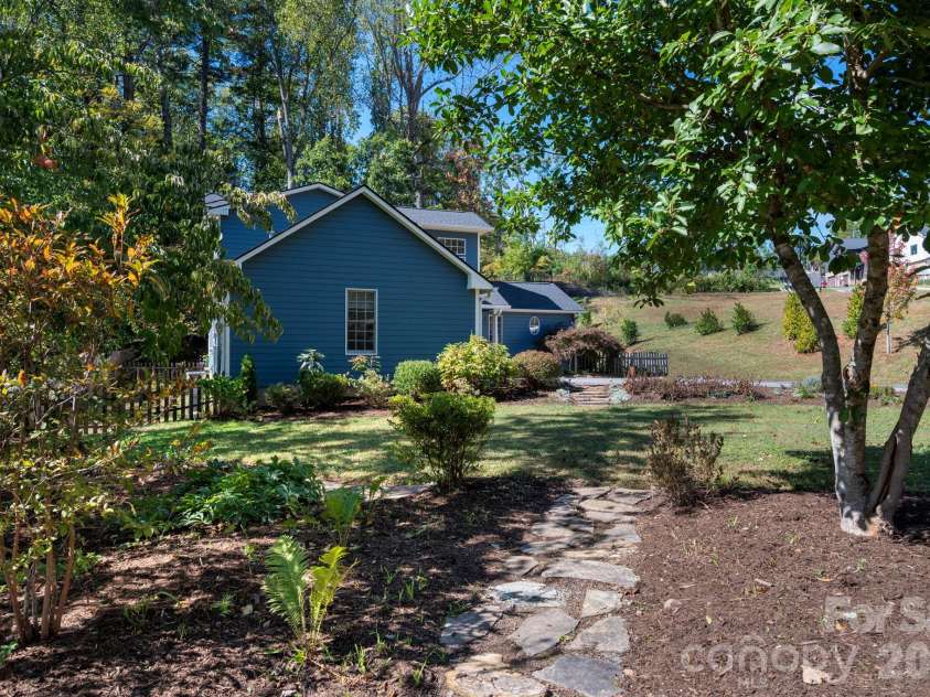 16 Pinecroft Road, Asheville, NC 28804.  MLS# CAR4425962, YatesRealty ID 57016. 