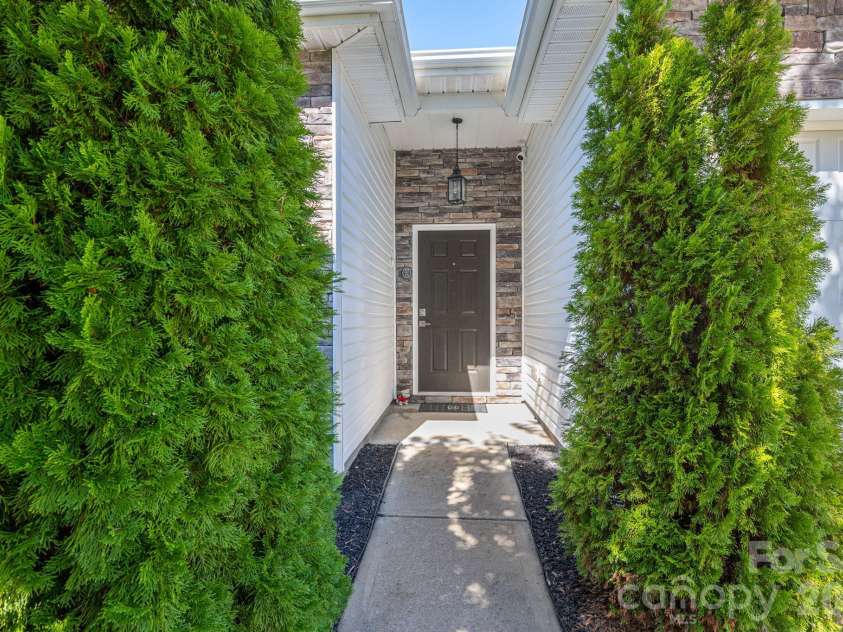9012 Avery Meadows Drive, Charlotte, NC 28216.  MLS# CAR4426885, YatesRealty ID 57018. 
