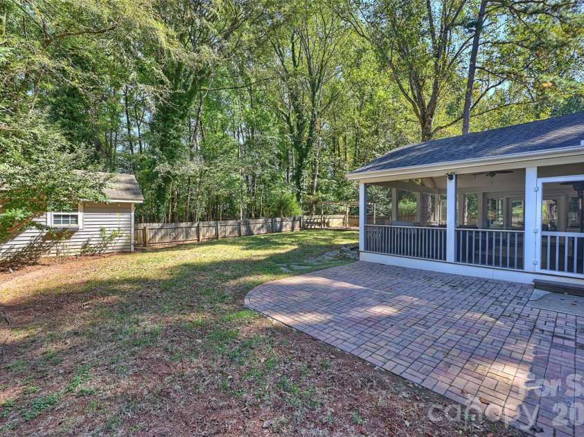 9108 New Towne Drive, Matthews, NC 28105.  MLS# CAR4434133, YatesRealty ID 57027. 