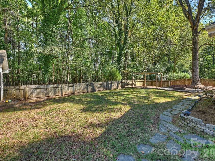 9108 New Towne Drive, Matthews, NC 28105.  MLS# CAR4434133, YatesRealty ID 57027. 