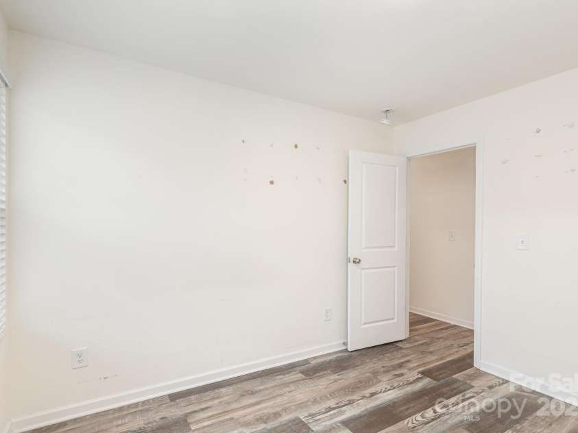 8915 Myra Way, Charlotte, NC 28215.  MLS# CAR4233876, YatesRealty ID 5703. 