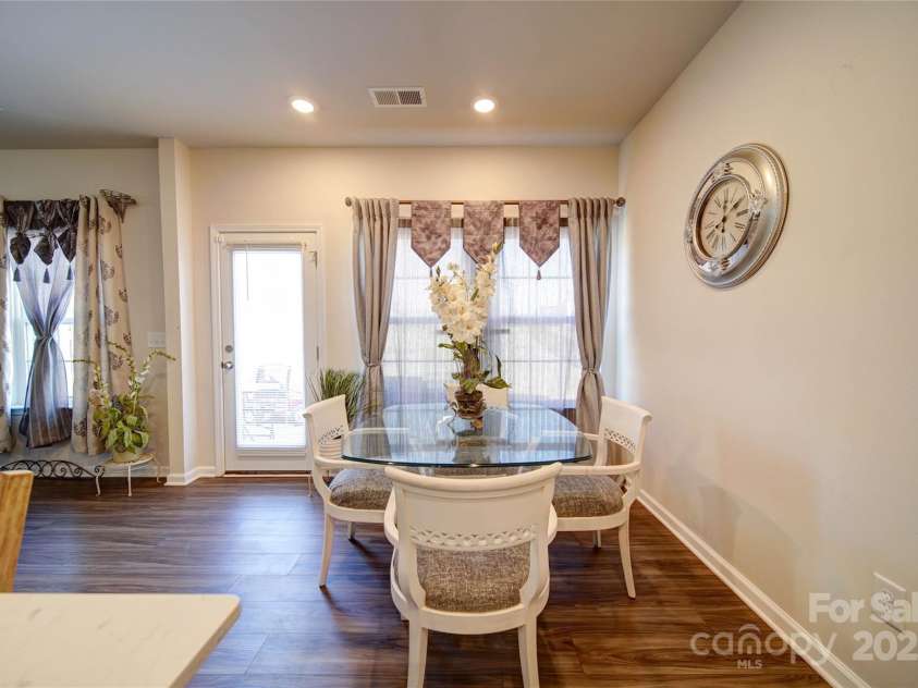 15308 Lake Ridge Road, Charlotte, NC 28278.  MLS# CAR4234379, YatesRealty ID 5704. Dining Area