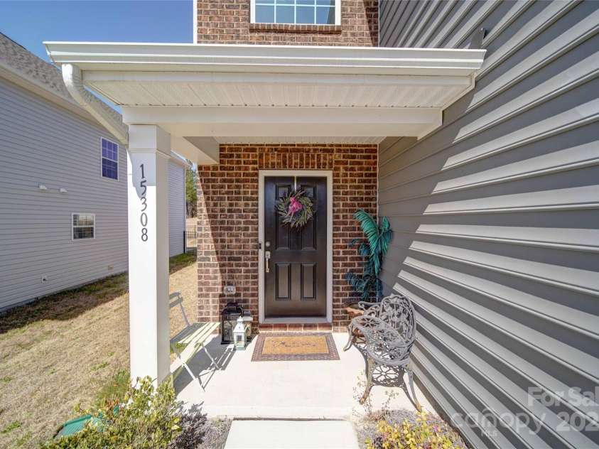 15308 Lake Ridge Road, Charlotte, NC 28278.  MLS# CAR4234379, YatesRealty ID 5704. Entryway
