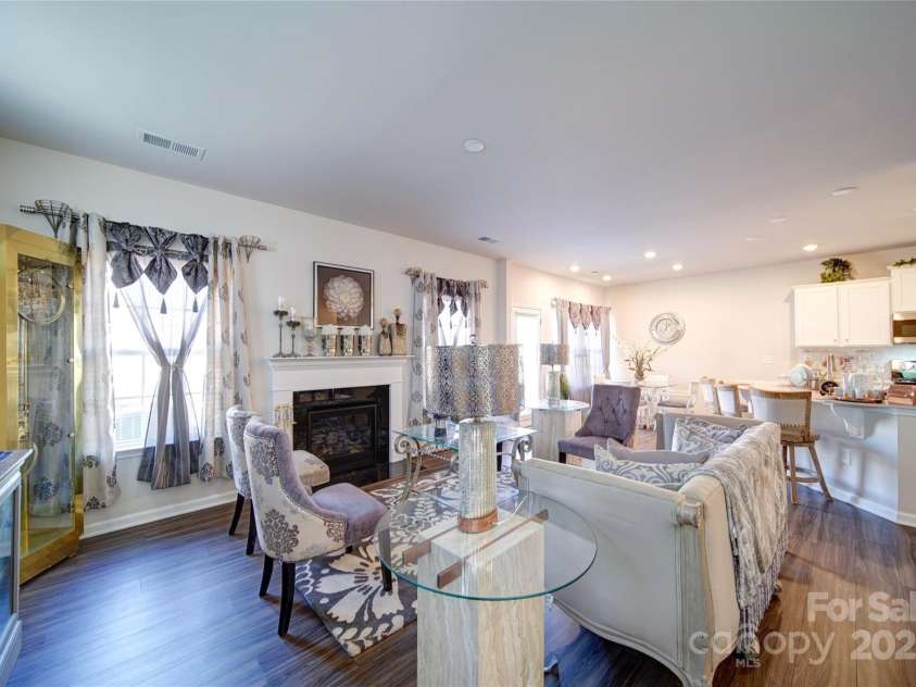 15308 Lake Ridge Road, Charlotte, NC 28278.  MLS# CAR4234379, YatesRealty ID 5704. Family Room