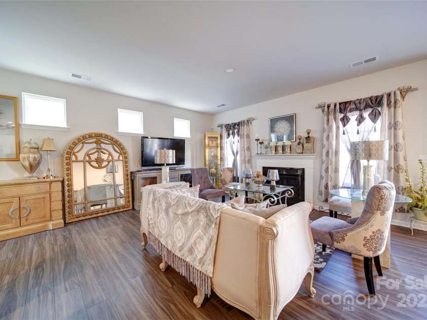 15308 Lake Ridge Road, Charlotte, NC 28278.  MLS# CAR4234379, YatesRealty ID 5704. Family Room