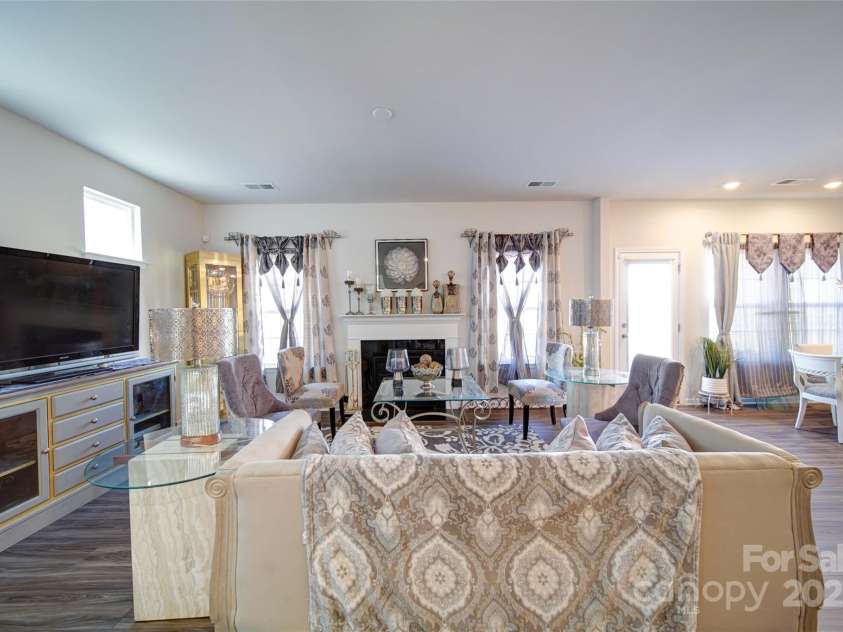 15308 Lake Ridge Road, Charlotte, NC 28278.  MLS# CAR4234379, YatesRealty ID 5704. Family Room