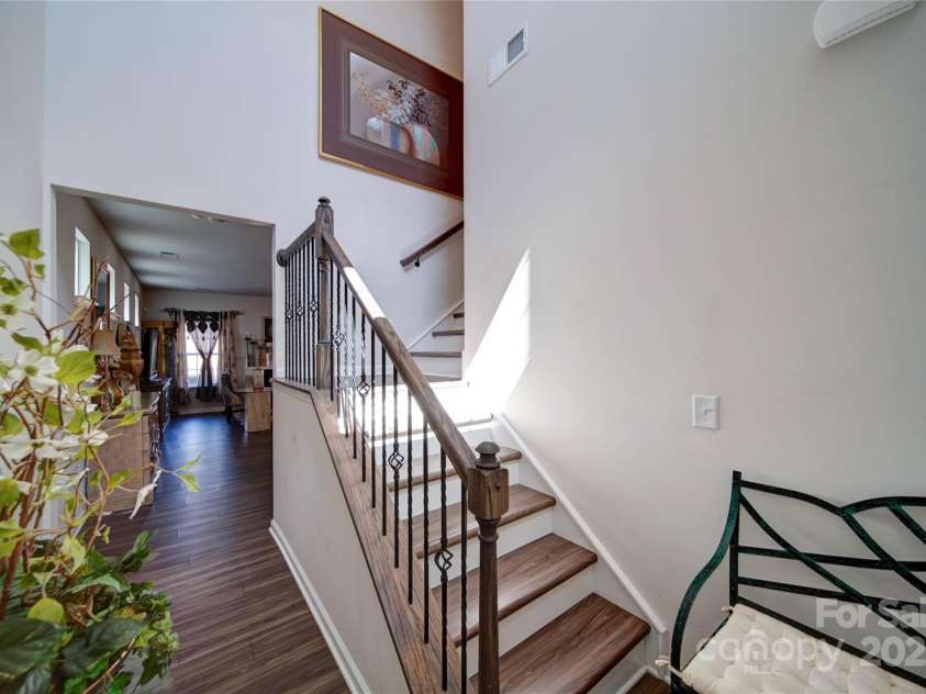 15308 Lake Ridge Road, Charlotte, NC 28278.  MLS# CAR4234379, YatesRealty ID 5704. Foyer