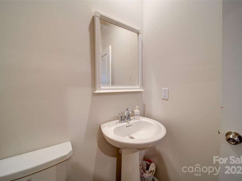 15308 Lake Ridge Road, Charlotte, NC 28278.  MLS# CAR4234379, YatesRealty ID 5704. Half Bath