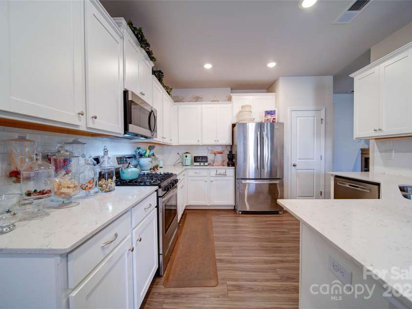 15308 Lake Ridge Road, Charlotte, NC 28278.  MLS# CAR4234379, YatesRealty ID 5704. Kitchen