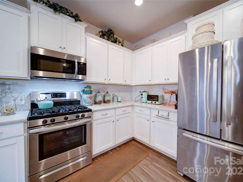 15308 Lake Ridge Road, Charlotte, NC 28278.  MLS# CAR4234379, YatesRealty ID 5704. Kitchen Appliances