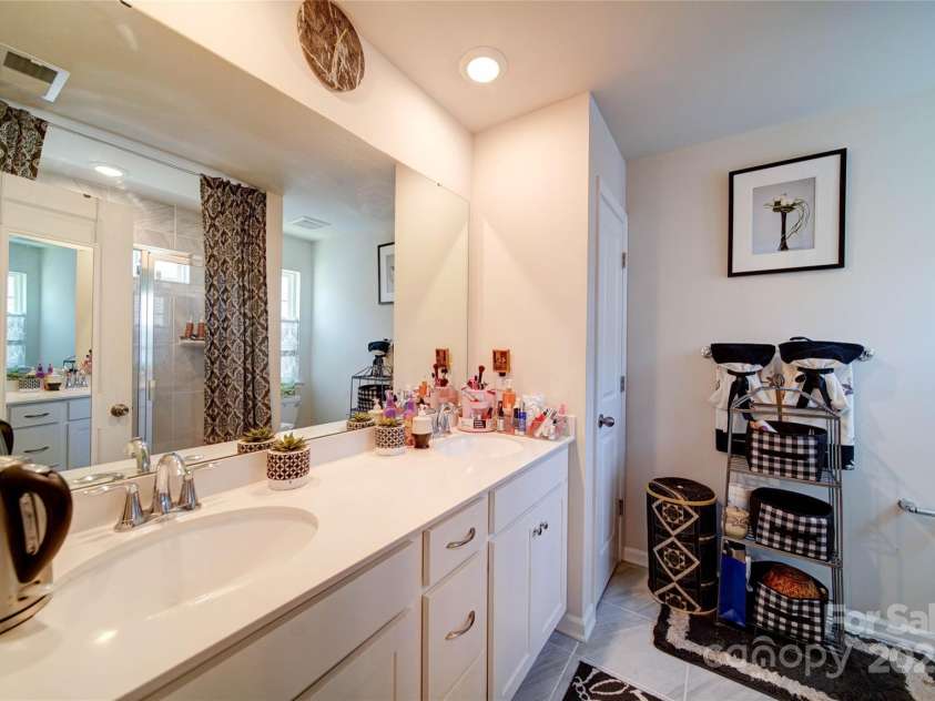 15308 Lake Ridge Road, Charlotte, NC 28278.  MLS# CAR4234379, YatesRealty ID 5704. Master Bath