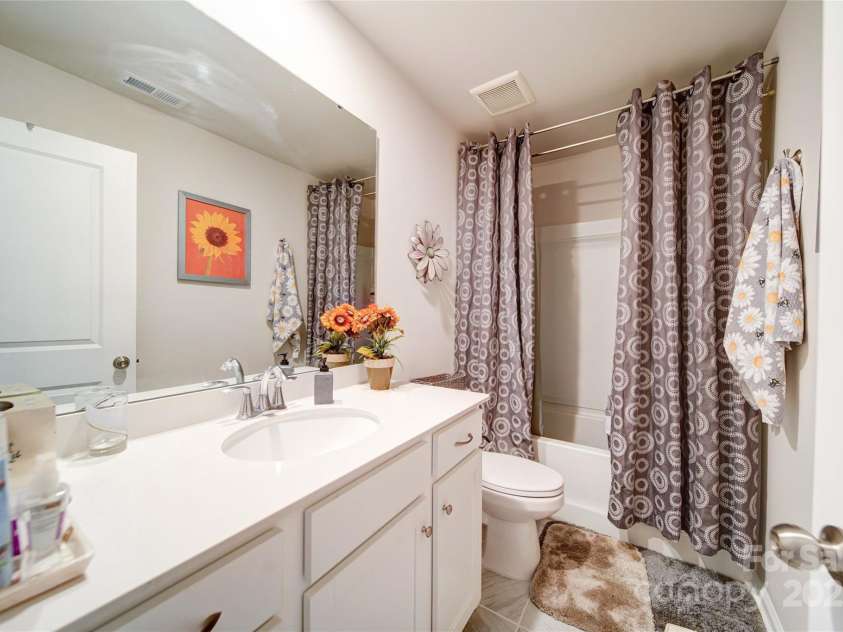 15308 Lake Ridge Road, Charlotte, NC 28278.  MLS# CAR4234379, YatesRealty ID 5704. Upper Full Bathroom