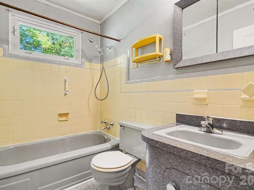 708 Montford Drive, Charlotte, NC 28209.  MLS# CAR4433725, YatesRealty ID 57040. Full Bathroom