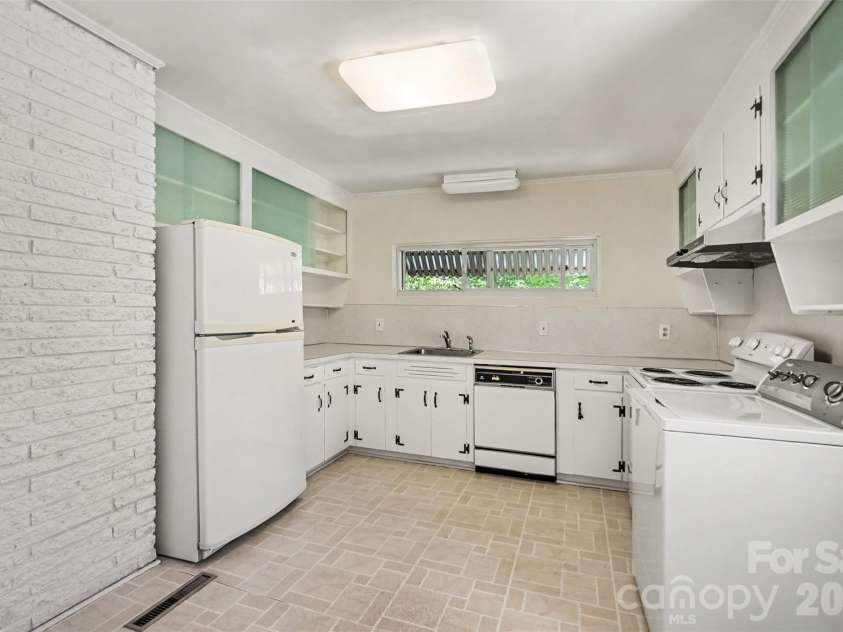 708 Montford Drive, Charlotte, NC 28209.  MLS# CAR4433725, YatesRealty ID 57040. Kitchen