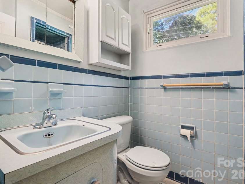 708 Montford Drive, Charlotte, NC 28209.  MLS# CAR4433725, YatesRealty ID 57040. Primary Bathroom