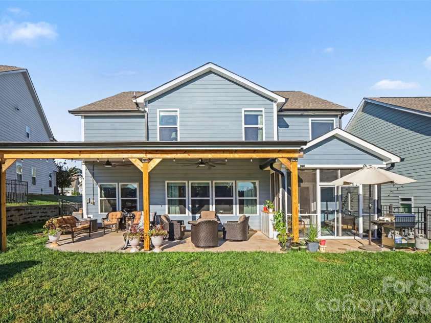 122 Divot Lane, Statesville, NC 28677.  MLS# CAR4432412, YatesRealty ID 57046. 