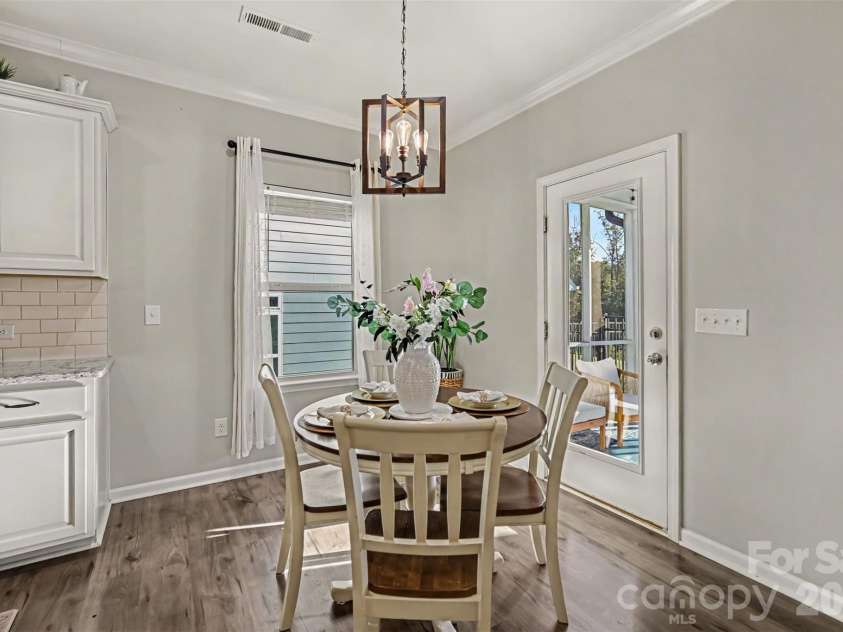 122 Divot Lane, Statesville, NC 28677.  MLS# CAR4432412, YatesRealty ID 57046. Breakfast Nook/DIning area